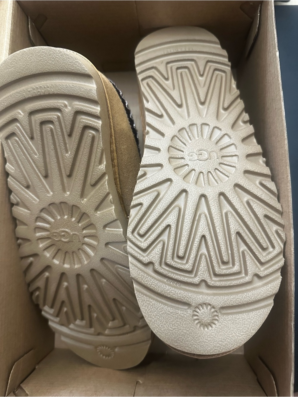 NWT UGG Tasman II size 5 big kid - Picture 3 of 6